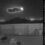 Камера наблюдения засняла странный НЛО, пролетающий в ночном небе над Кингсбургом, Калифорния.